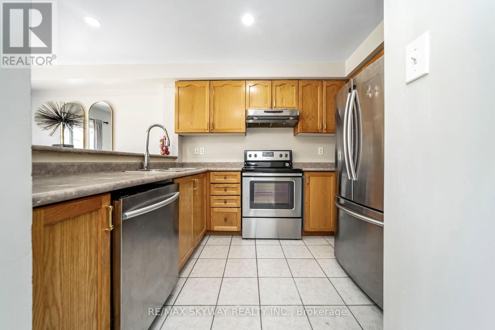Photo 9 of 13 Ozner Court, Brampton ON