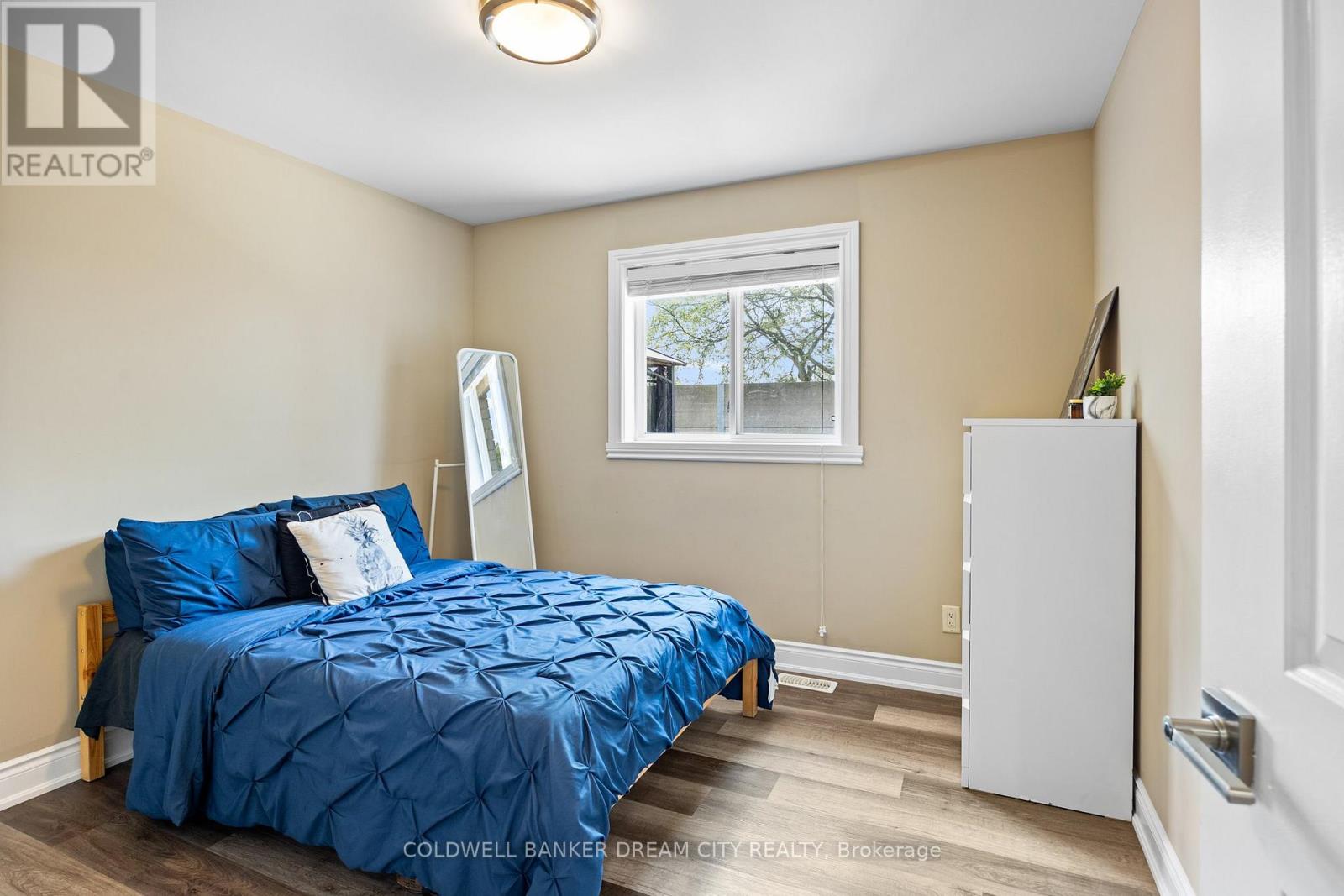 Photo 10 of 239 Branton Crescent, Windsor ON