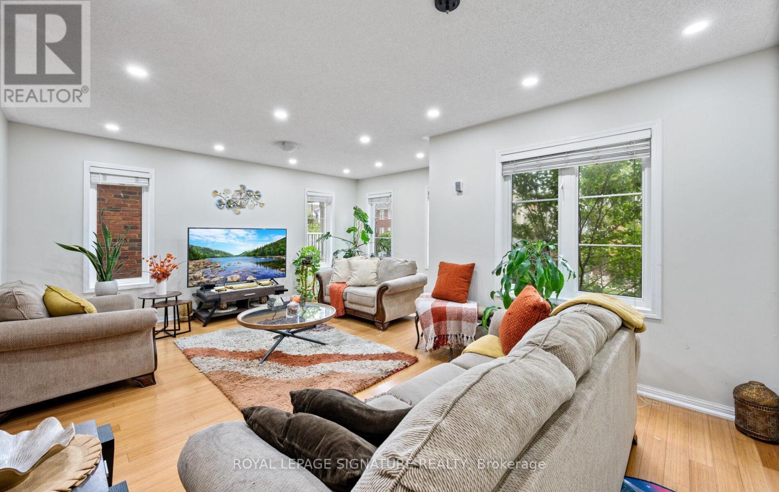 Photo 4 of 656 Scott Boulevard, Milton ON