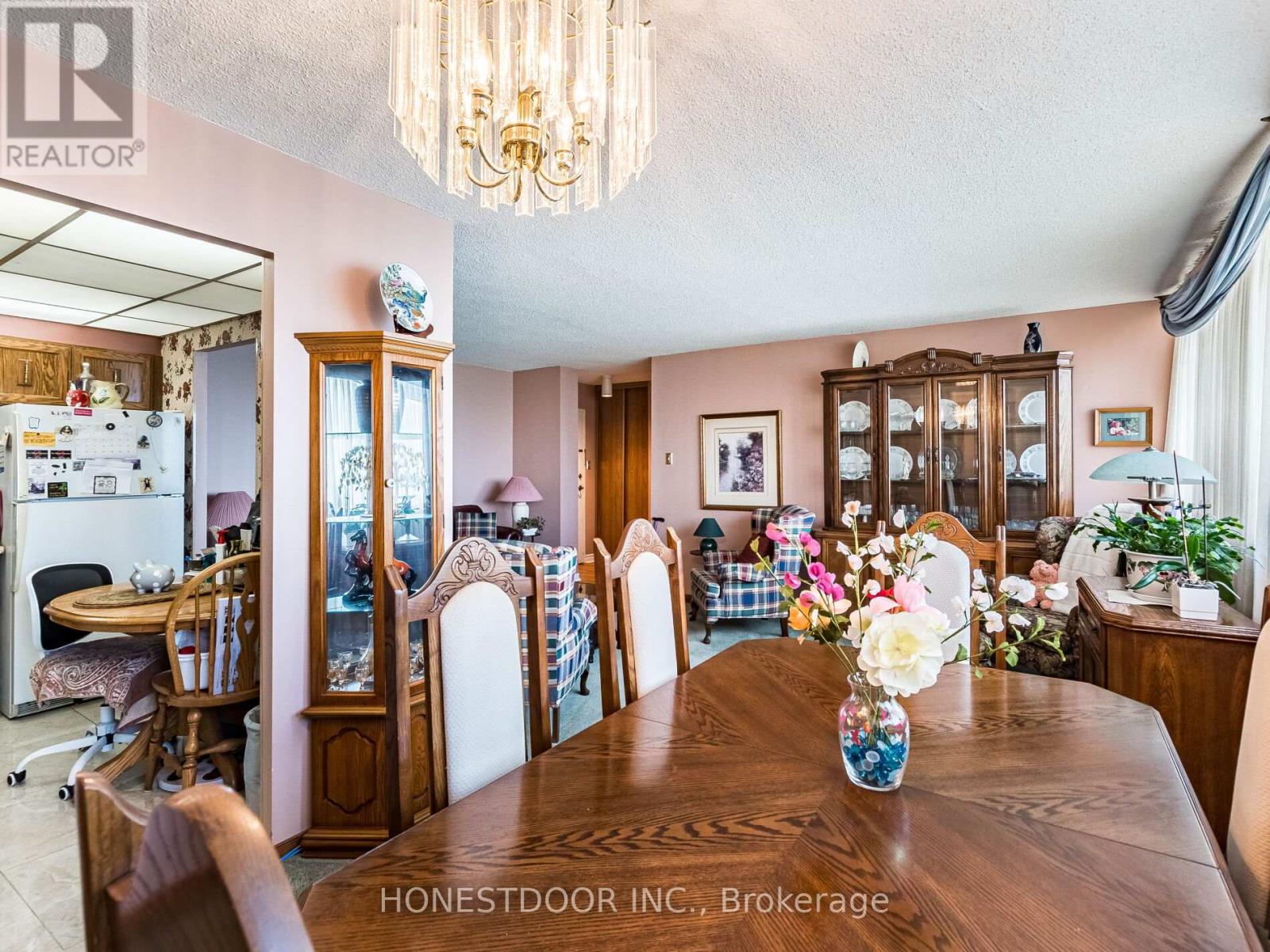 Photo 2 of 808 3590 Kaneff Crescent, Mississauga ON