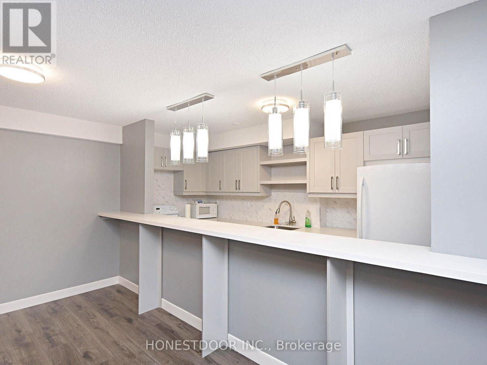 Photo 15 of 808 3590 Kaneff Crescent, Mississauga ON