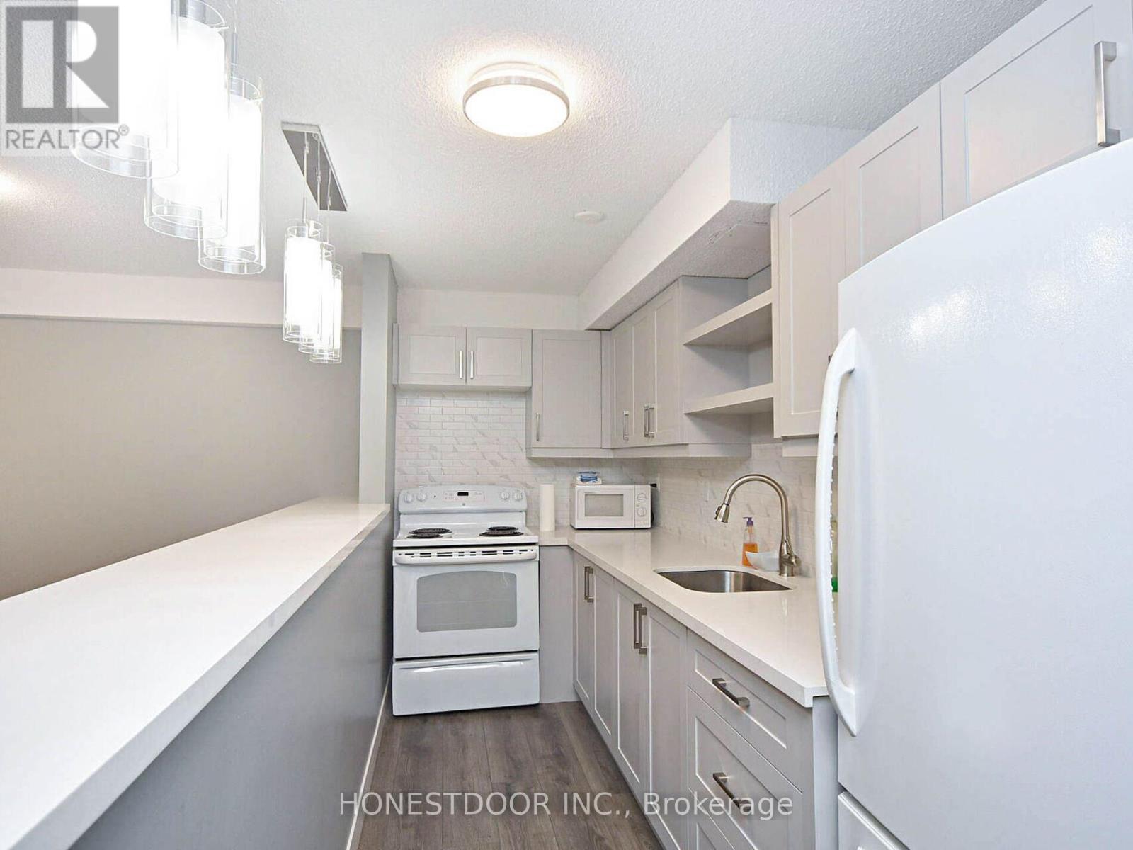 Photo 17 of 808 3590 Kaneff Crescent, Mississauga ON