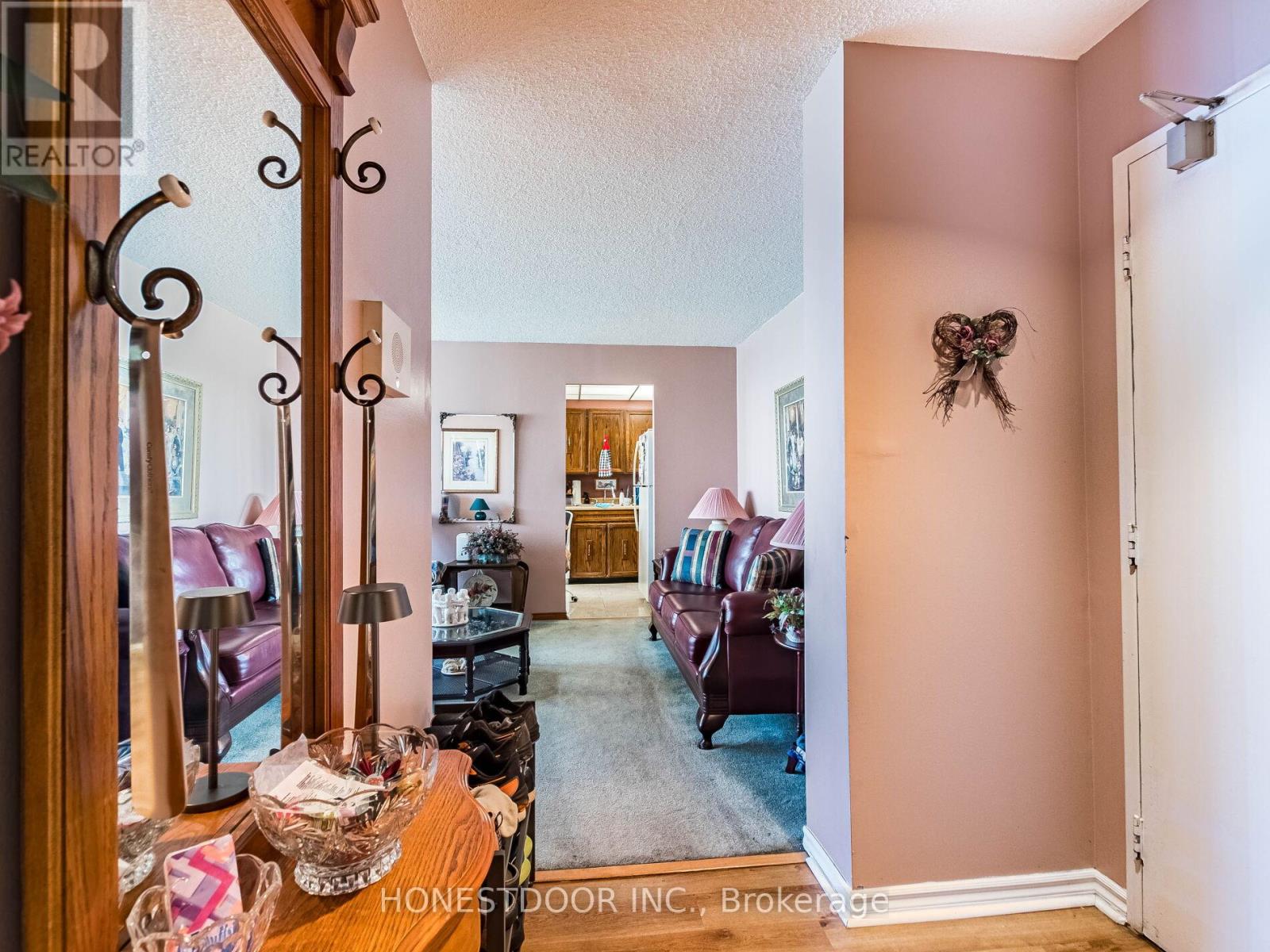 Photo 11 of 808 3590 Kaneff Crescent, Mississauga ON