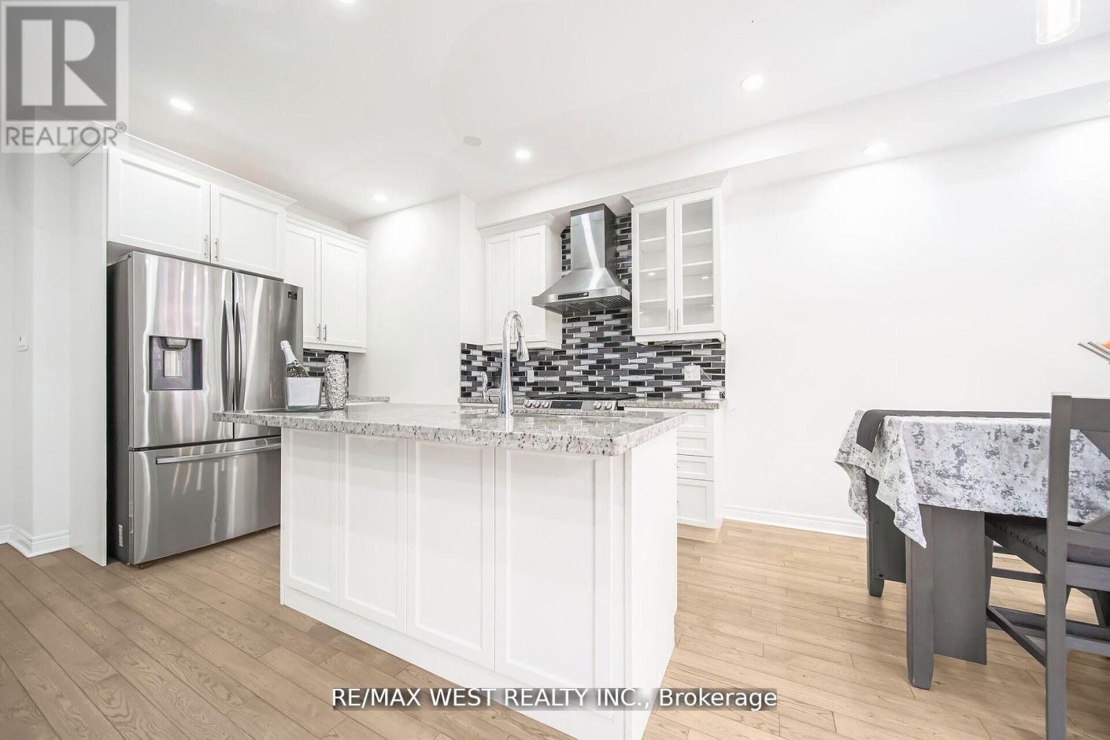 Photo 4 of 213 Sarah Cline Drive, Oakville ON