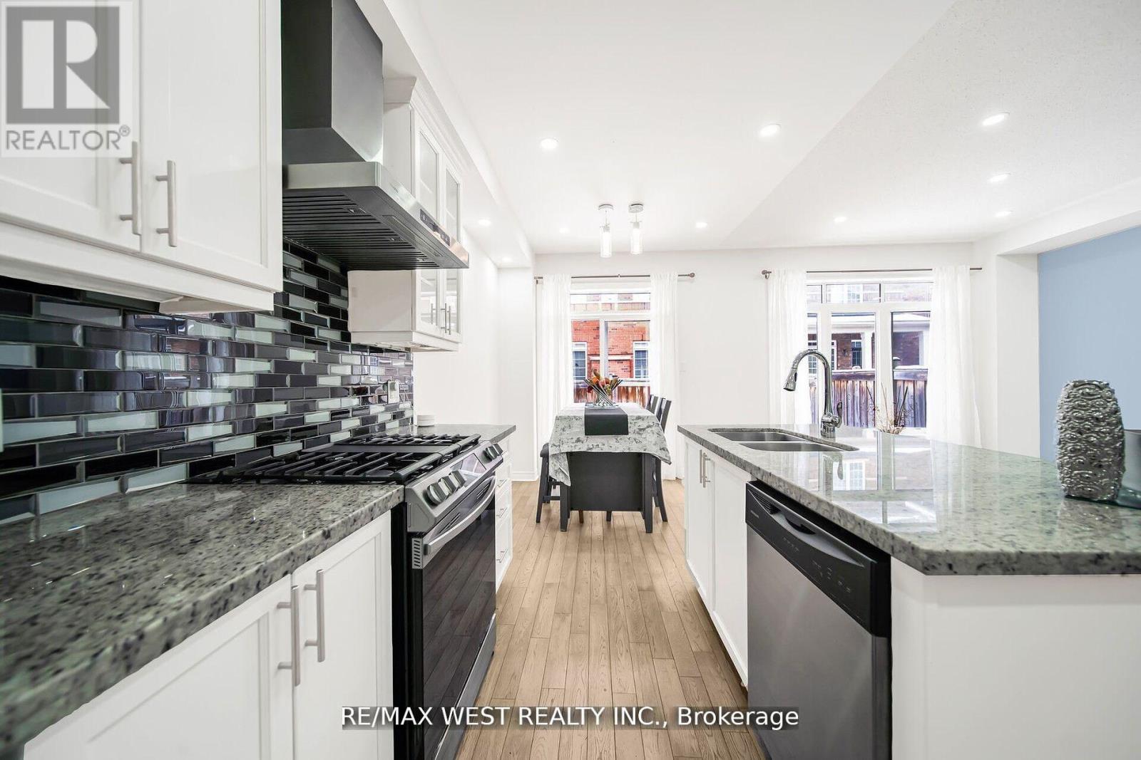 Photo 5 of 213 Sarah Cline Drive, Oakville ON