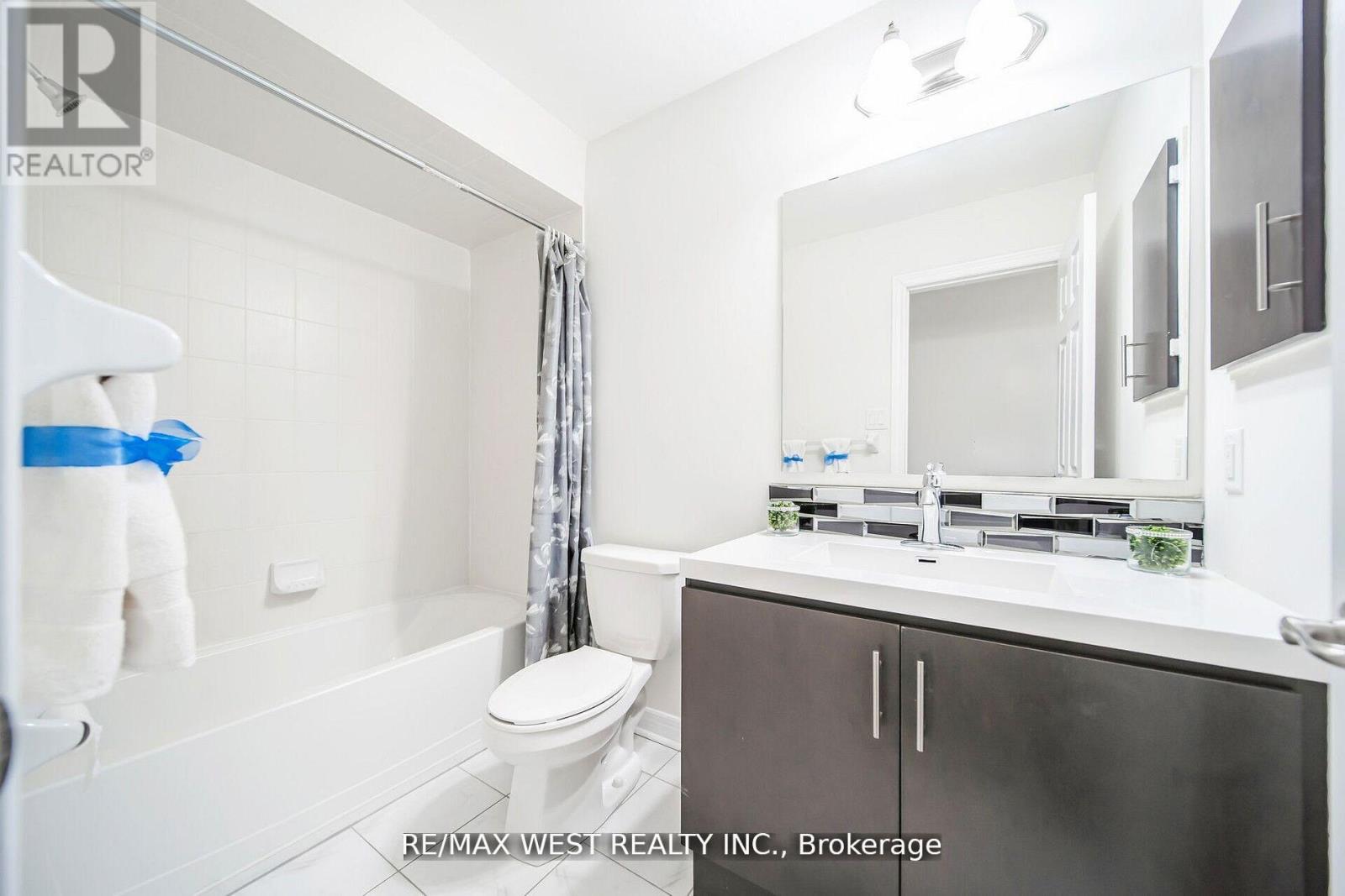 Photo 18 of 213 Sarah Cline Drive, Oakville ON