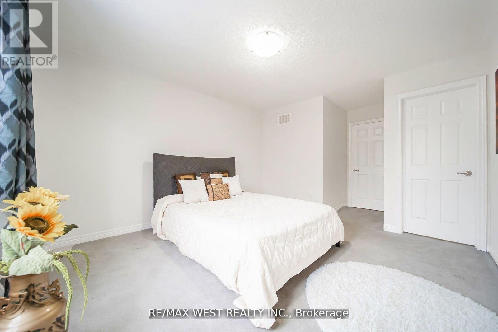 Photo 29 of 213 Sarah Cline Drive, Oakville ON
