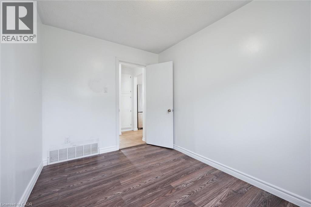 Photo 10 of 21 Forest Glen Court Unit Upper, Kitchener ON