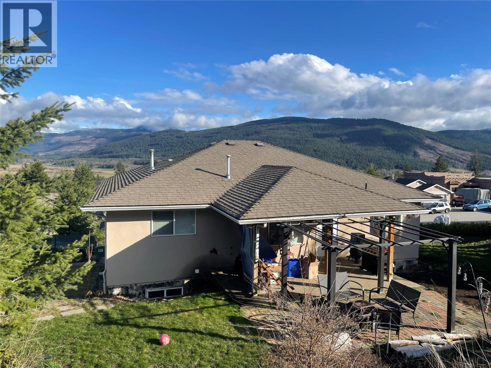 2024 Mountain View Avenue, Lumby