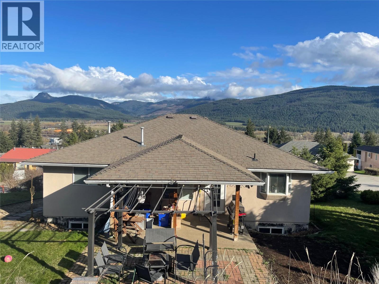 2024 Mountain View Avenue, Lumby