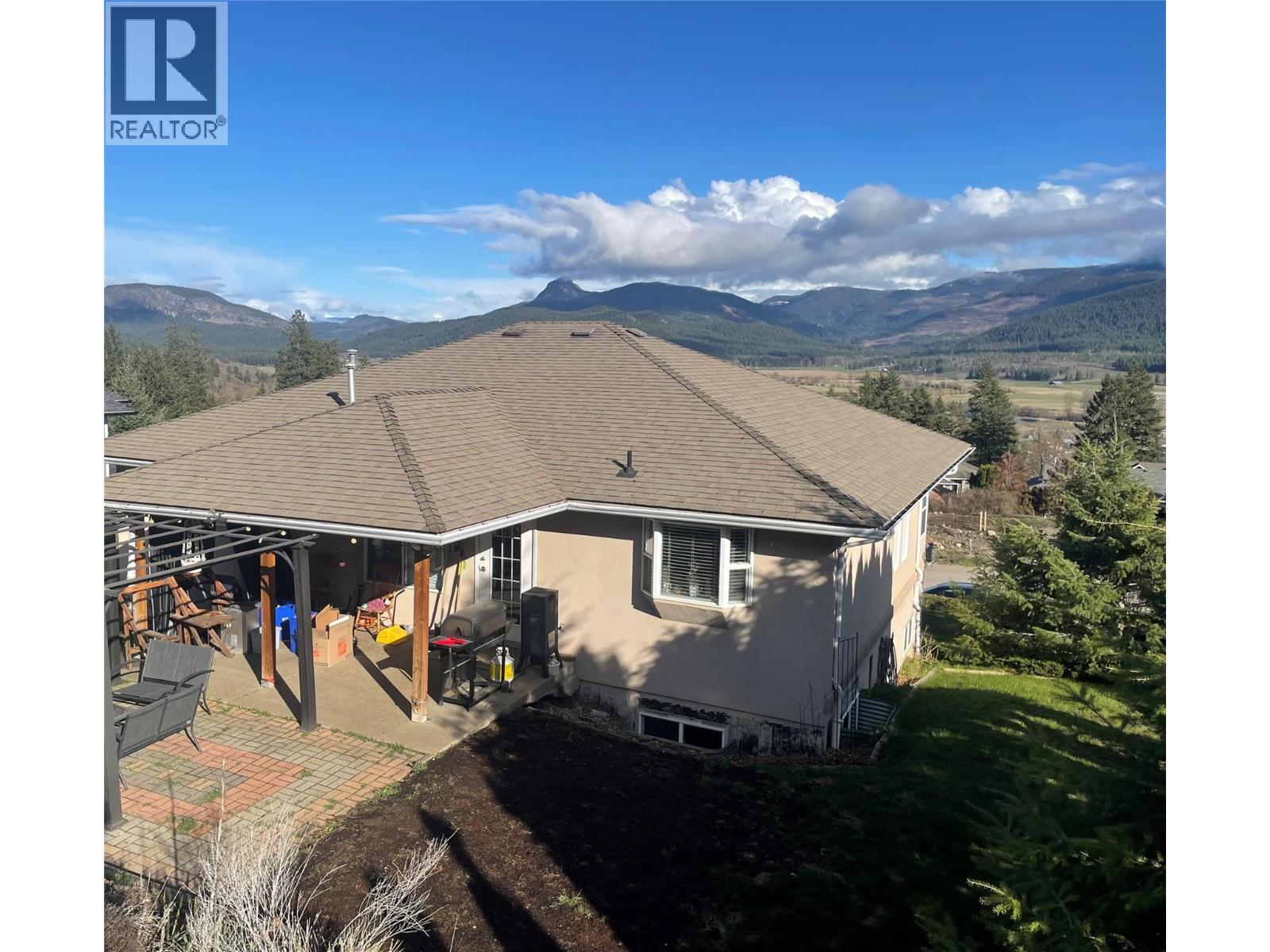 2024 Mountain View Avenue, Lumby