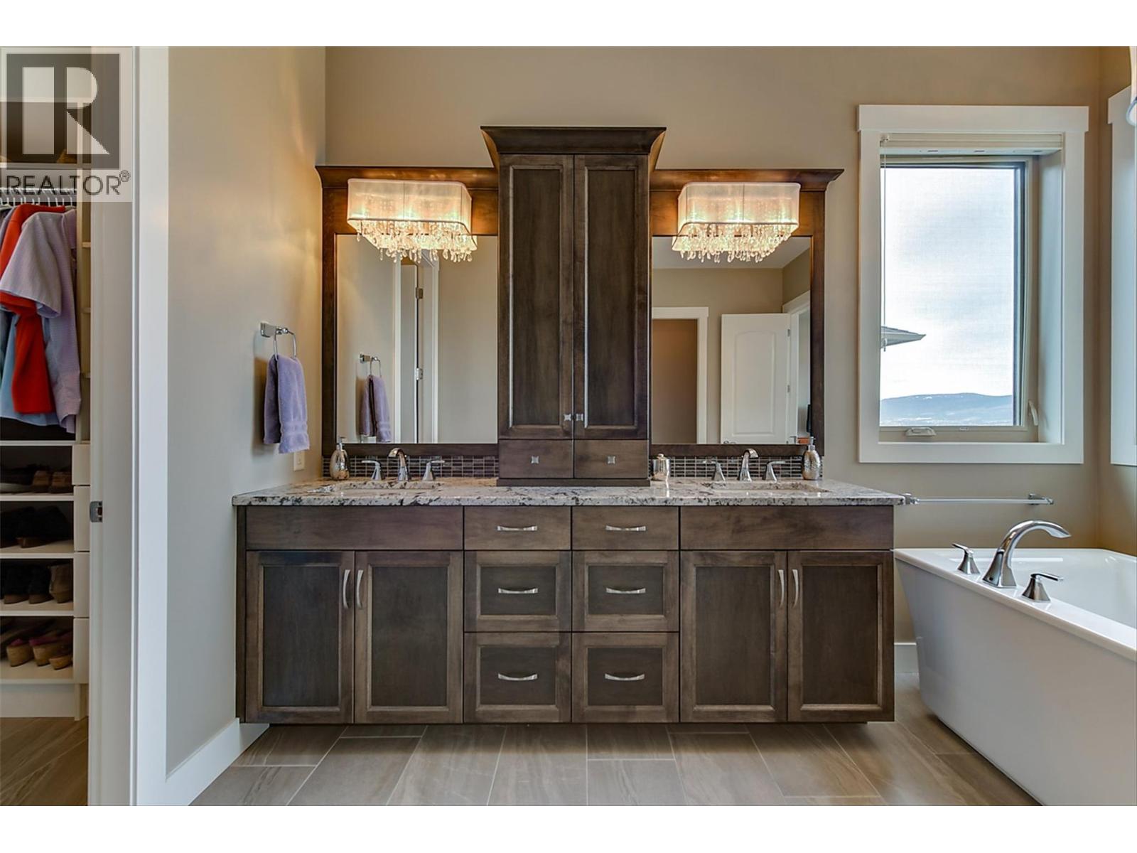  440 Lakepointe Drive, Kelowna