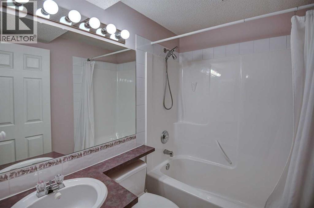 Single Family House Bi-level for Sale in  Somerglen Park SW Somerset Calgary 