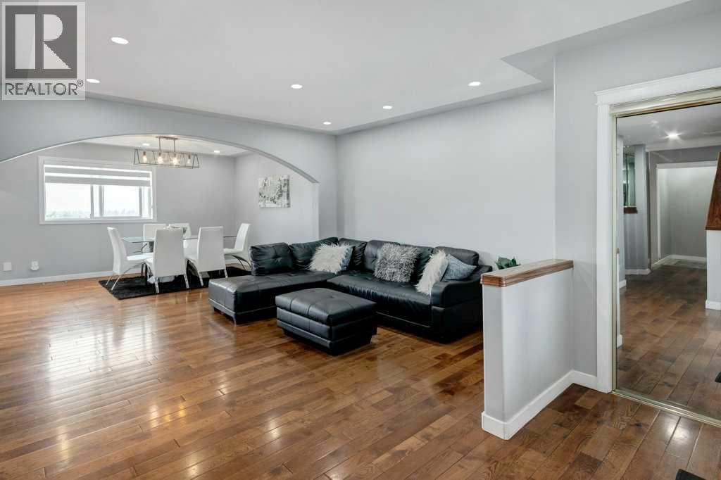 Single Family House for Sale in  Tuscarora Close NW Tuscany Calgary 