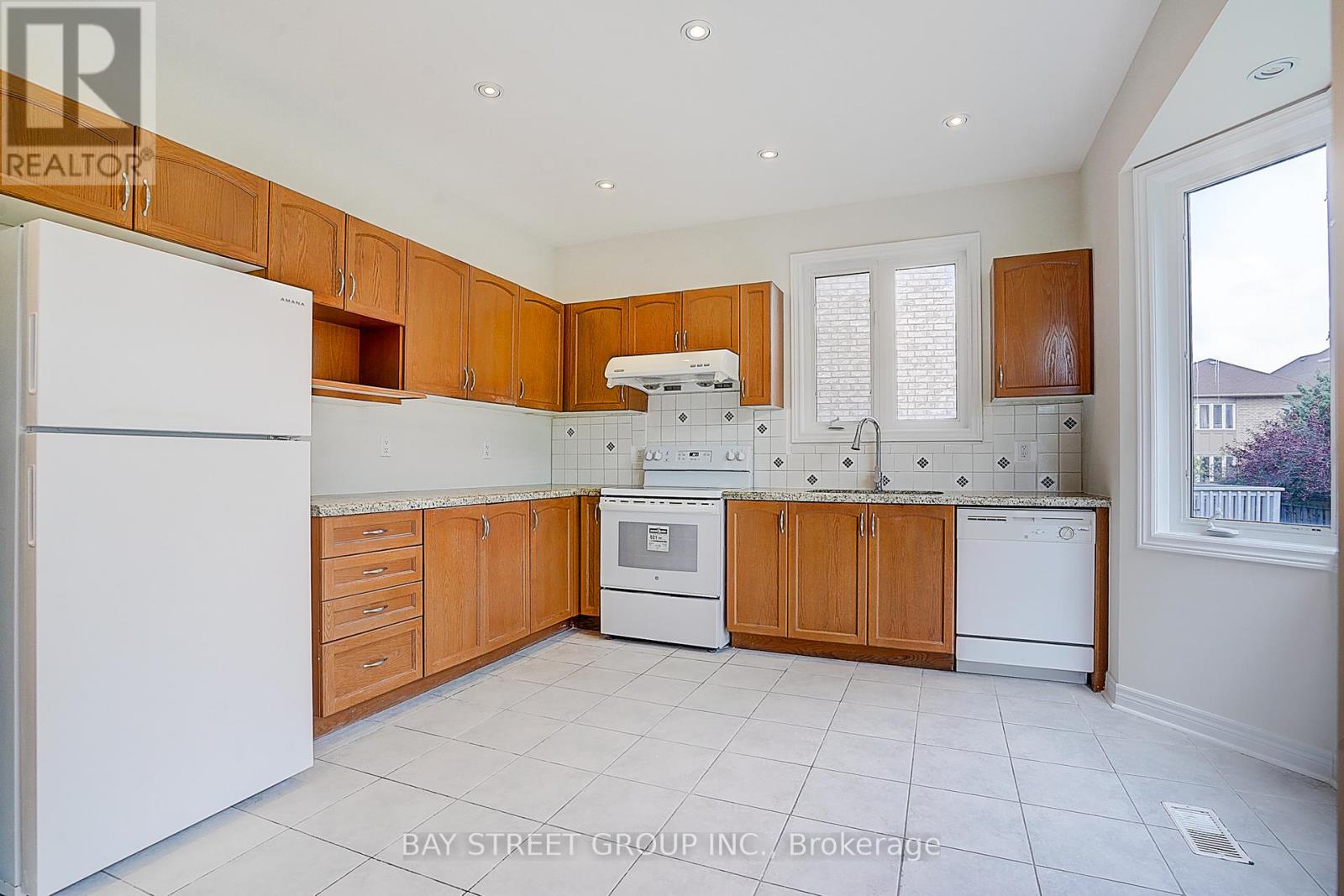 Photo 11 of 36 Shell Court, Richmond Hill ON