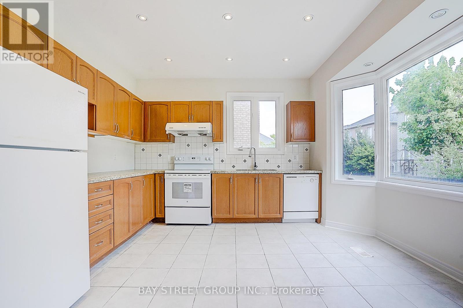 Photo 12 of 36 Shell Court, Richmond Hill ON
