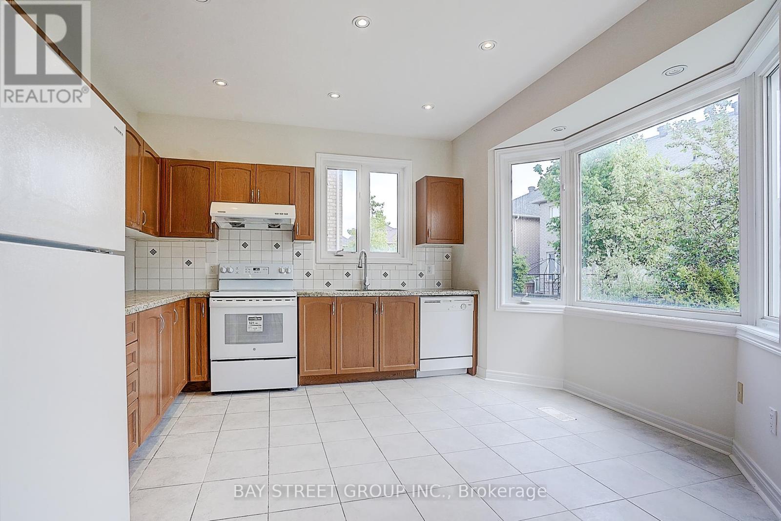 Photo 13 of 36 Shell Court, Richmond Hill ON