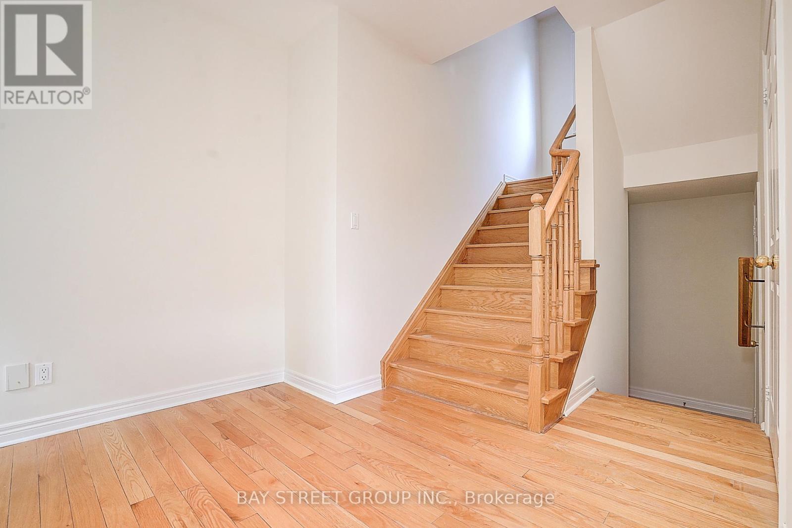 Photo 17 of 36 Shell Court, Richmond Hill ON