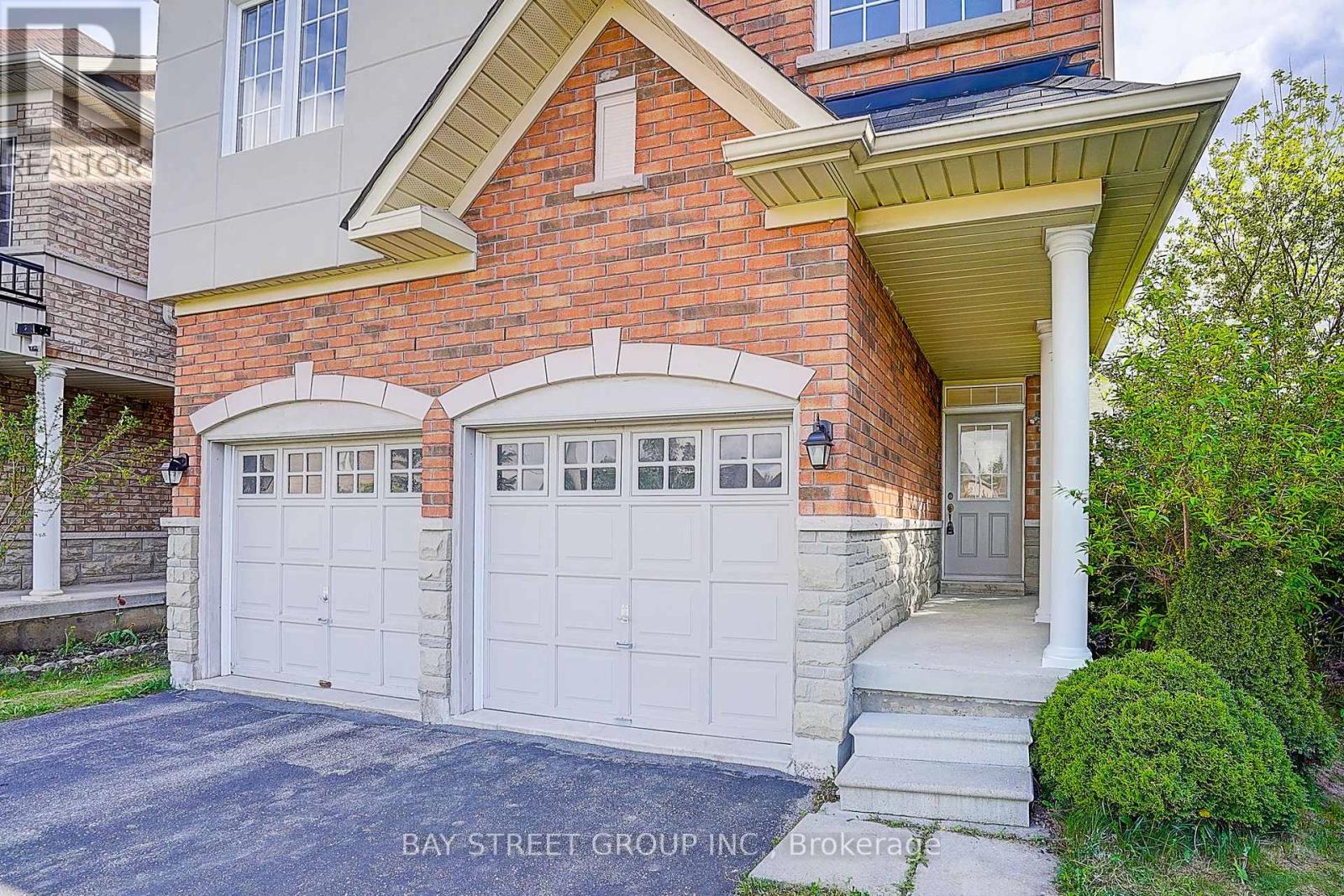 Photo 2 of 36 Shell Court, Richmond Hill ON