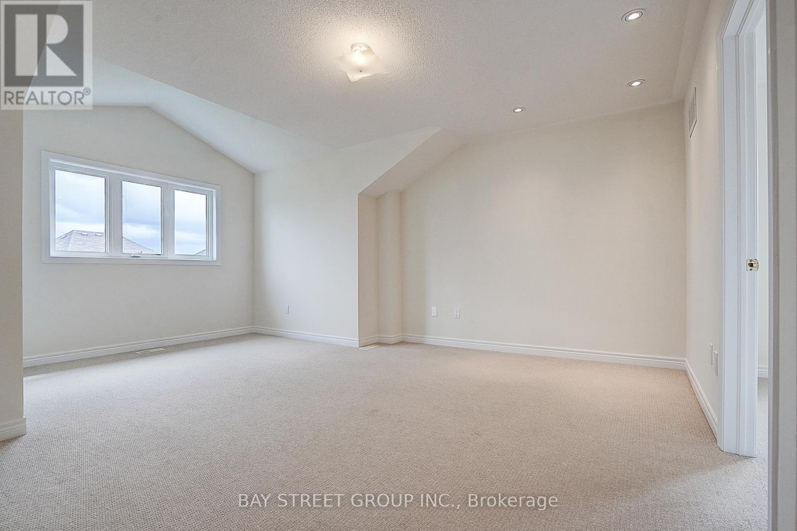 Photo 37 of 36 Shell Court, Richmond Hill ON