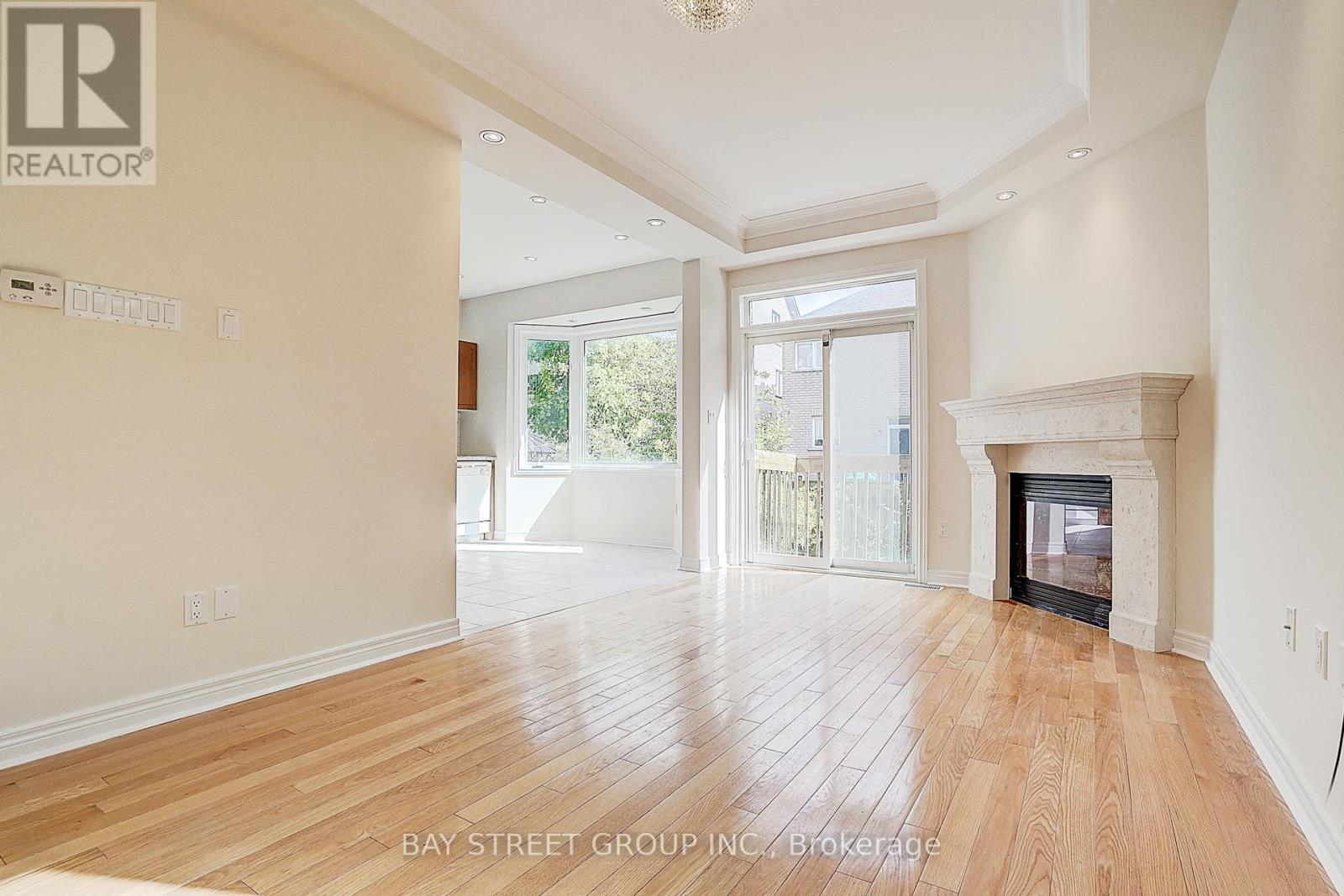 Photo 5 of 36 Shell Court, Richmond Hill ON