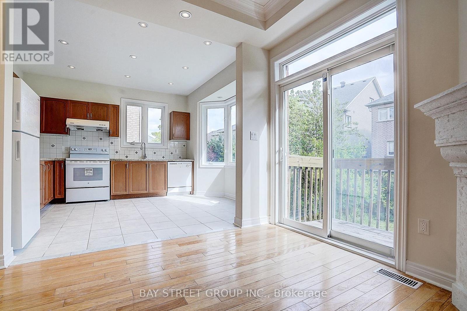 Photo 7 of 36 Shell Court, Richmond Hill ON