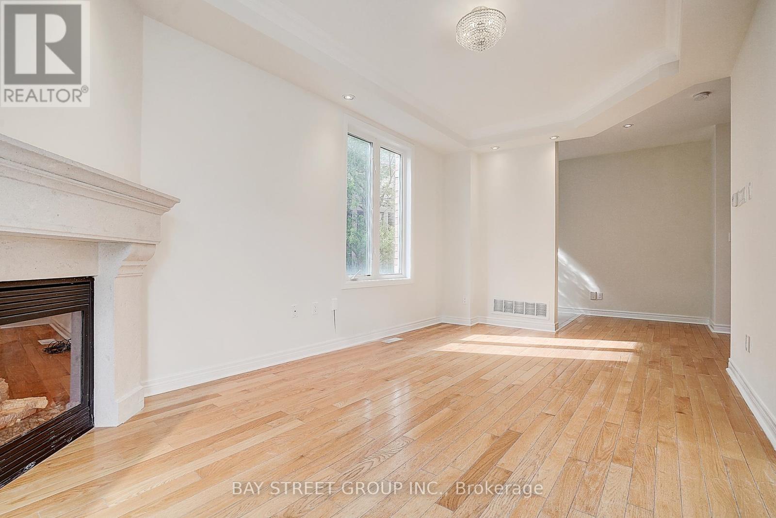Photo 8 of 36 Shell Court, Richmond Hill ON