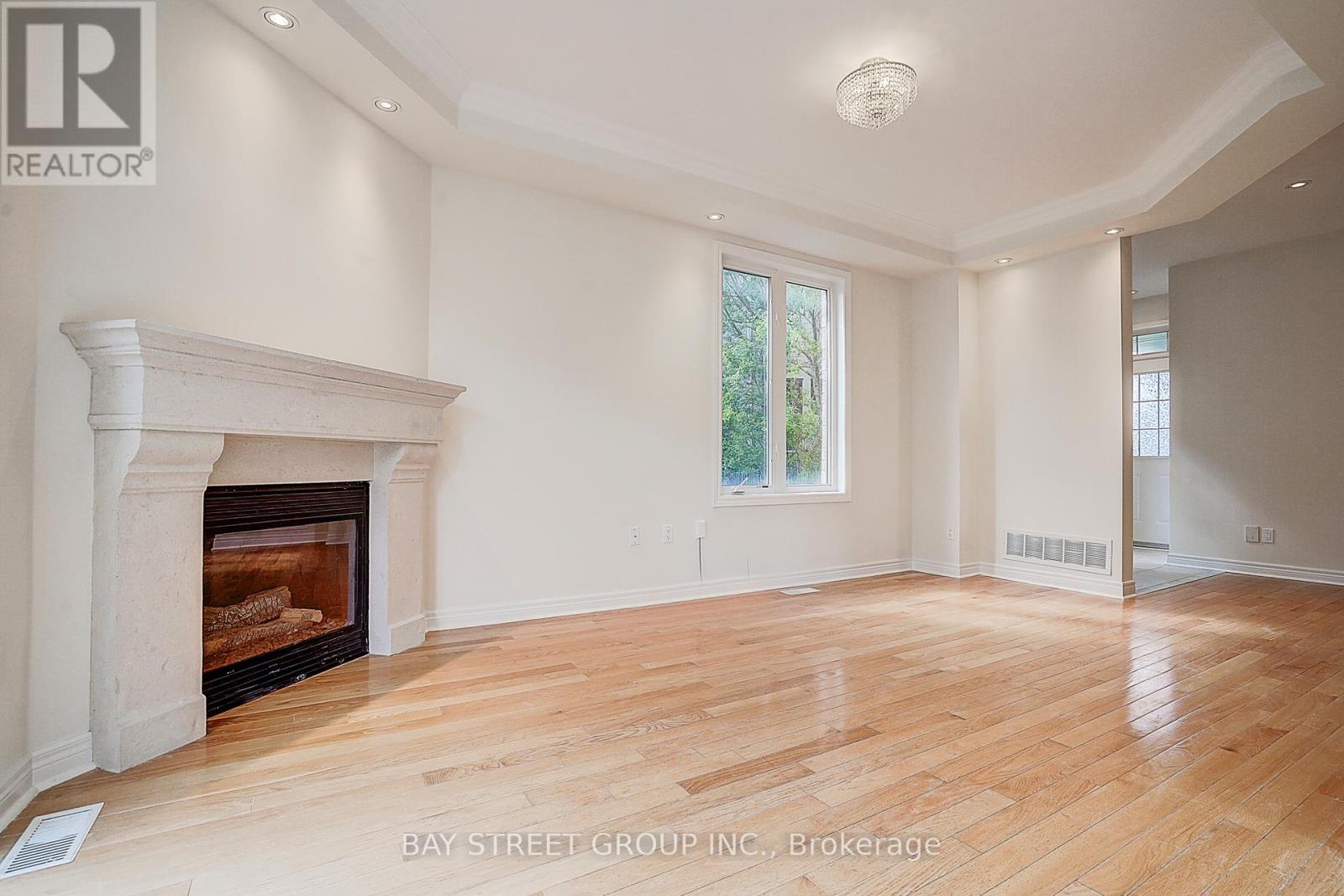 Photo 9 of 36 Shell Court, Richmond Hill ON