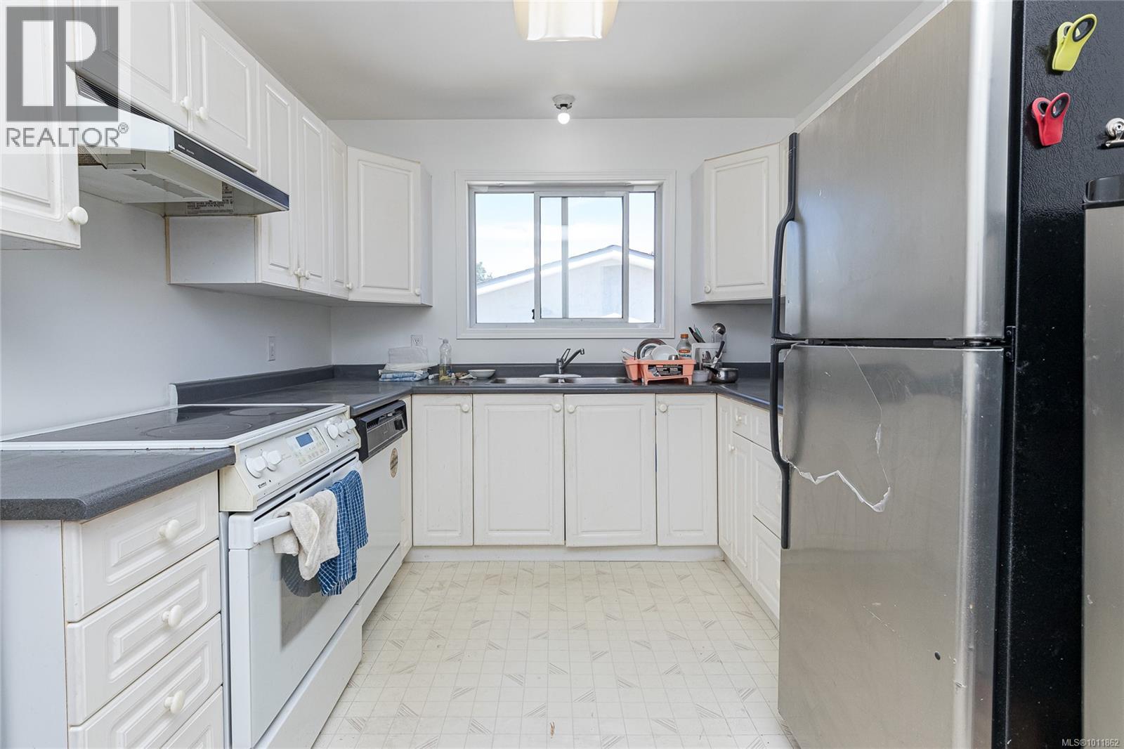Photo 9 of 2916 Scott St, Victoria BC
