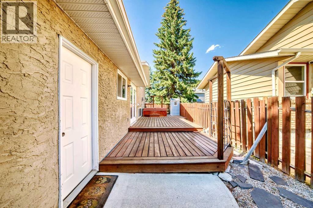 Single Family House 3 Level for Sale in  Deer Run Close SE Deer Run Calgary 