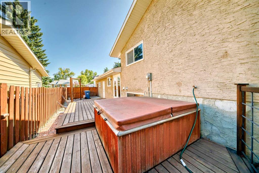Single Family House 3 Level for Sale in  Deer Run Close SE Deer Run Calgary 