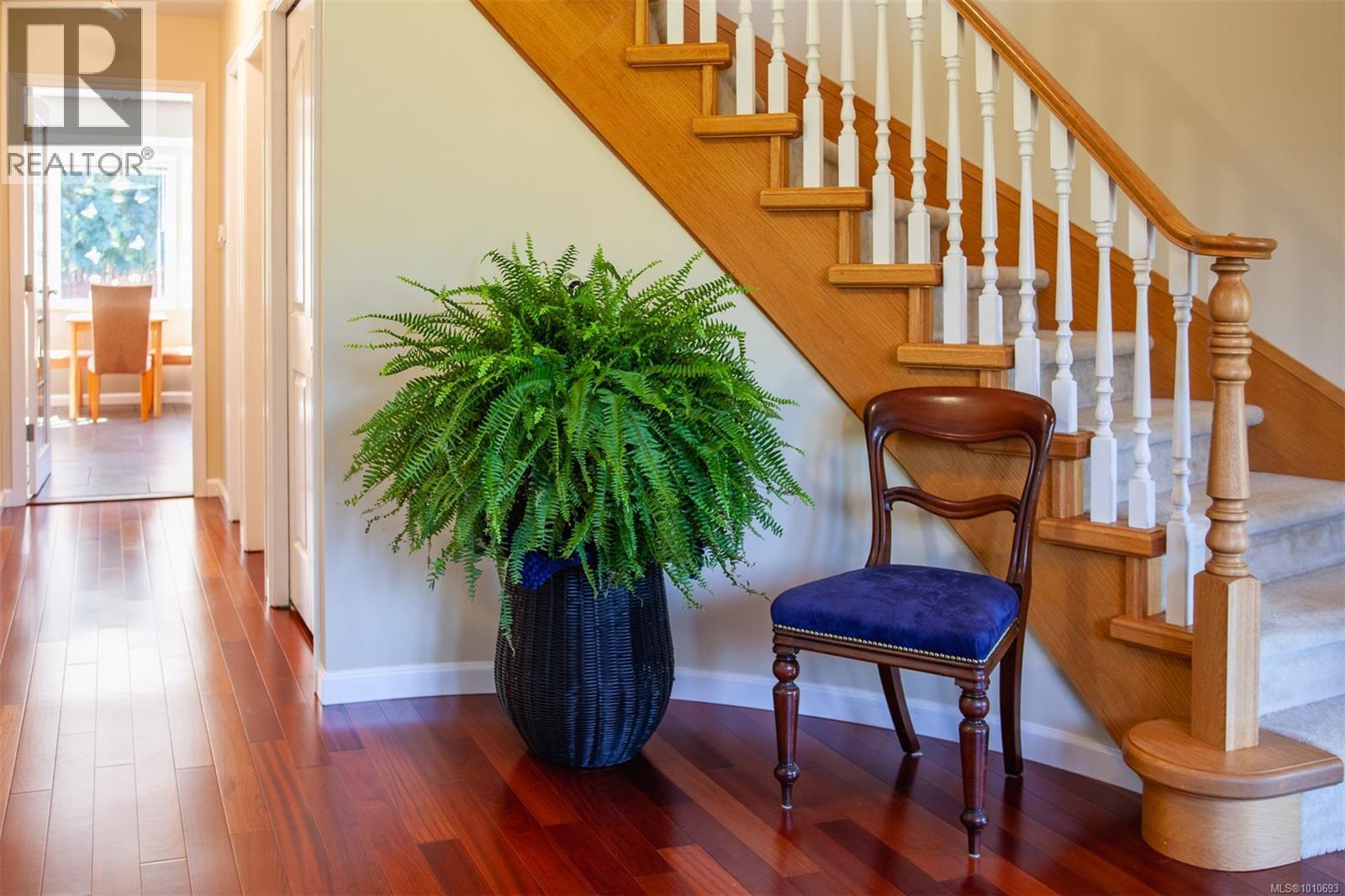 Photo 4 of 158 Crescent Rd E, Qualicum Beach BC
