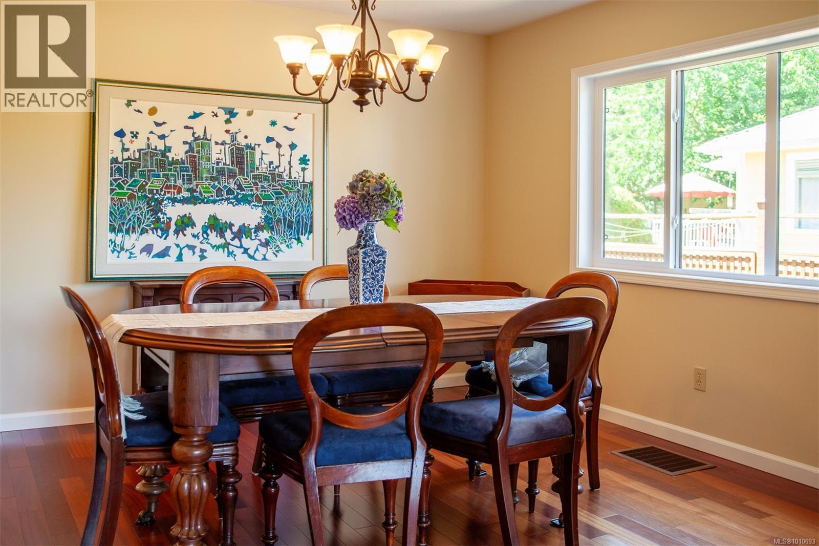 Photo 1 of 158 Crescent Rd E, Qualicum Beach BC