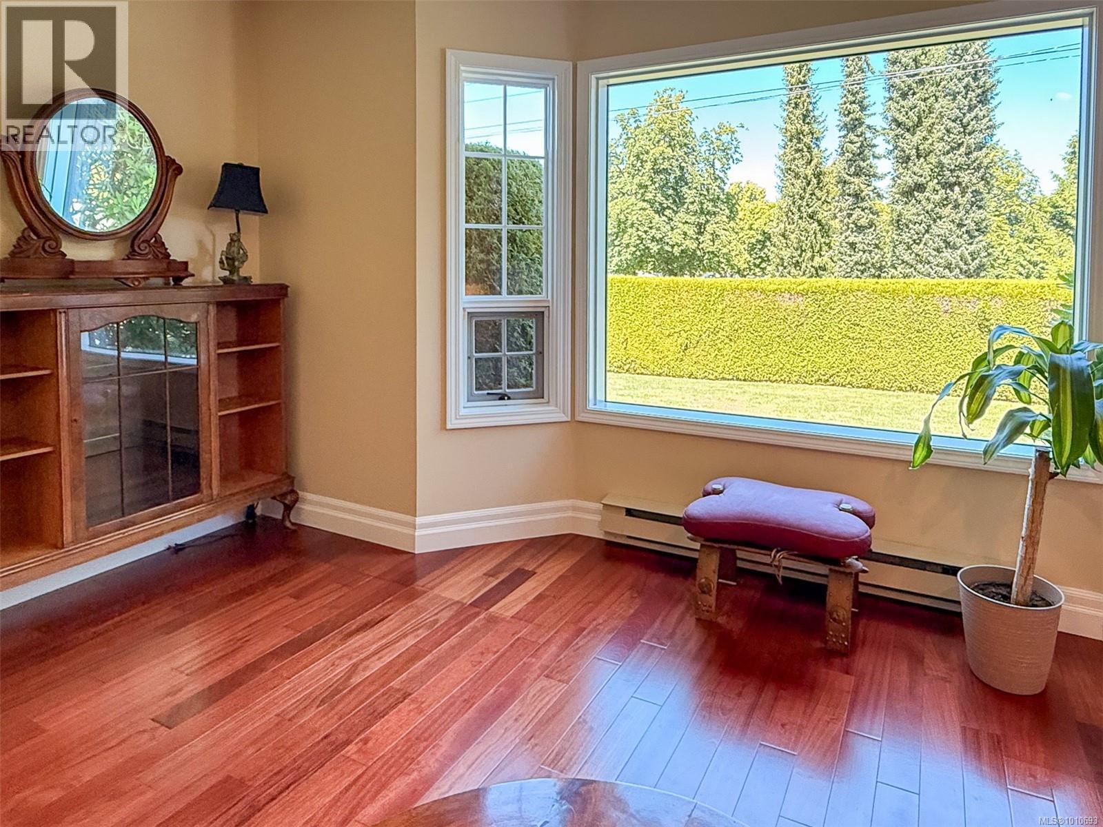 Photo 36 of 158 Crescent Rd E, Qualicum Beach BC