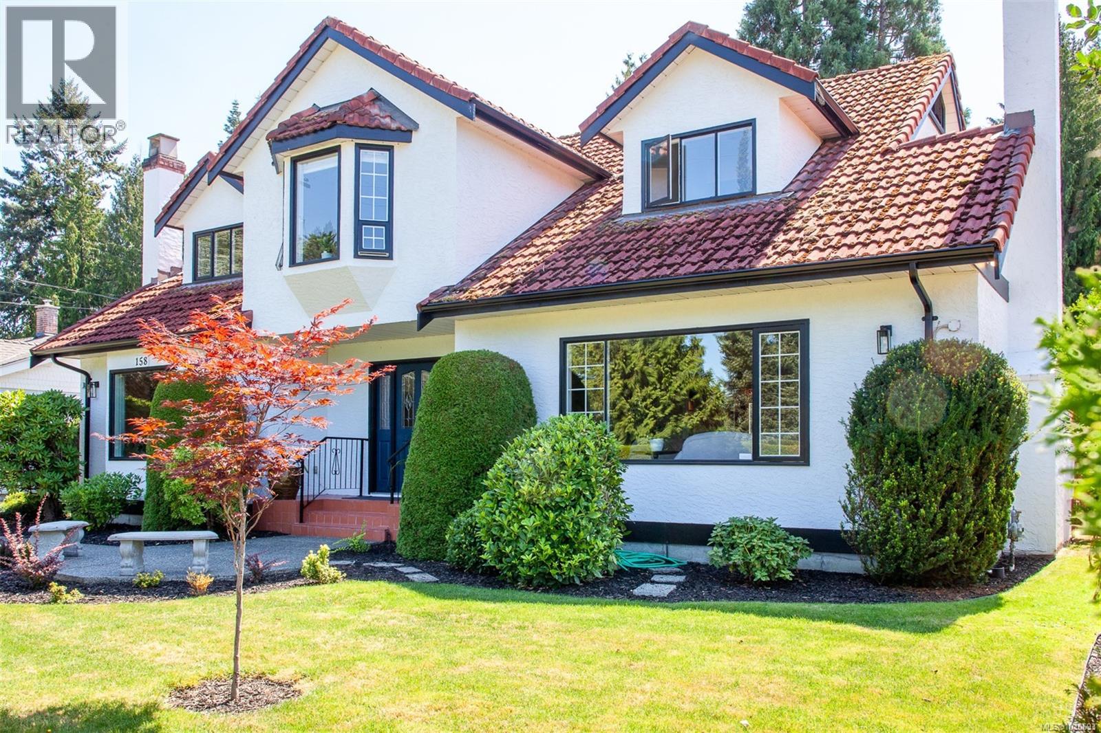 Photo 33 of 158 Crescent Rd E, Qualicum Beach BC