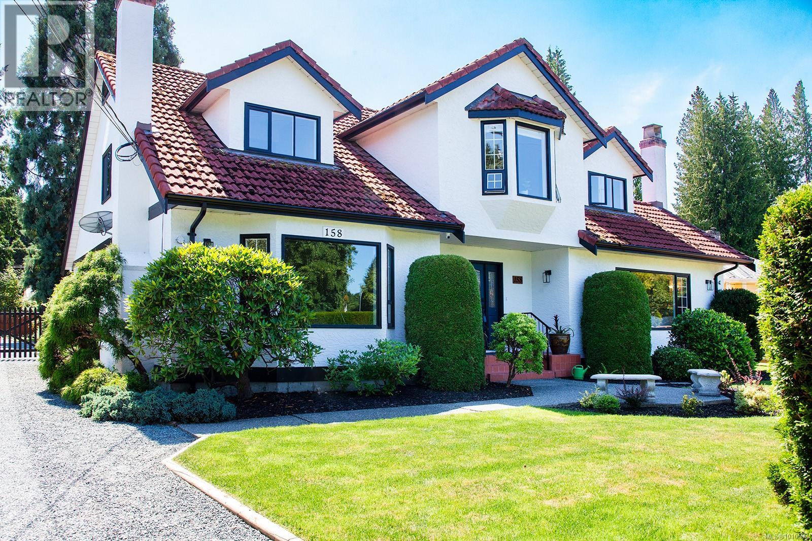 Photo 34 of 158 Crescent Rd E, Qualicum Beach BC
