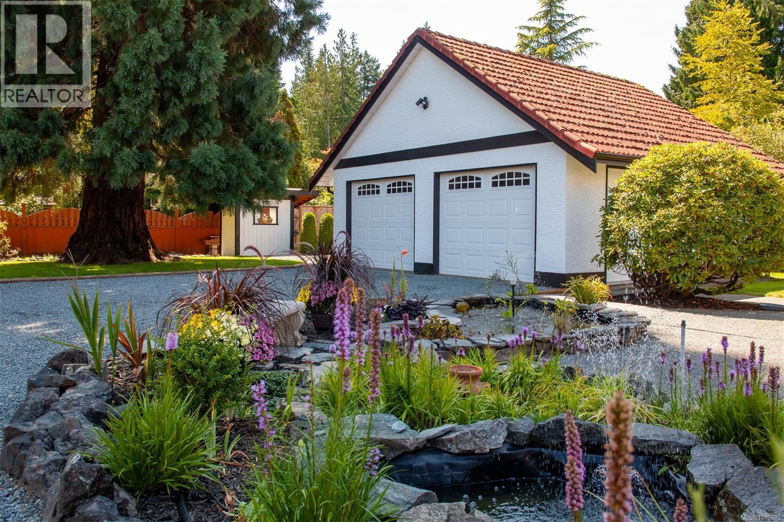Photo 38 of 158 Crescent Rd E, Qualicum Beach BC