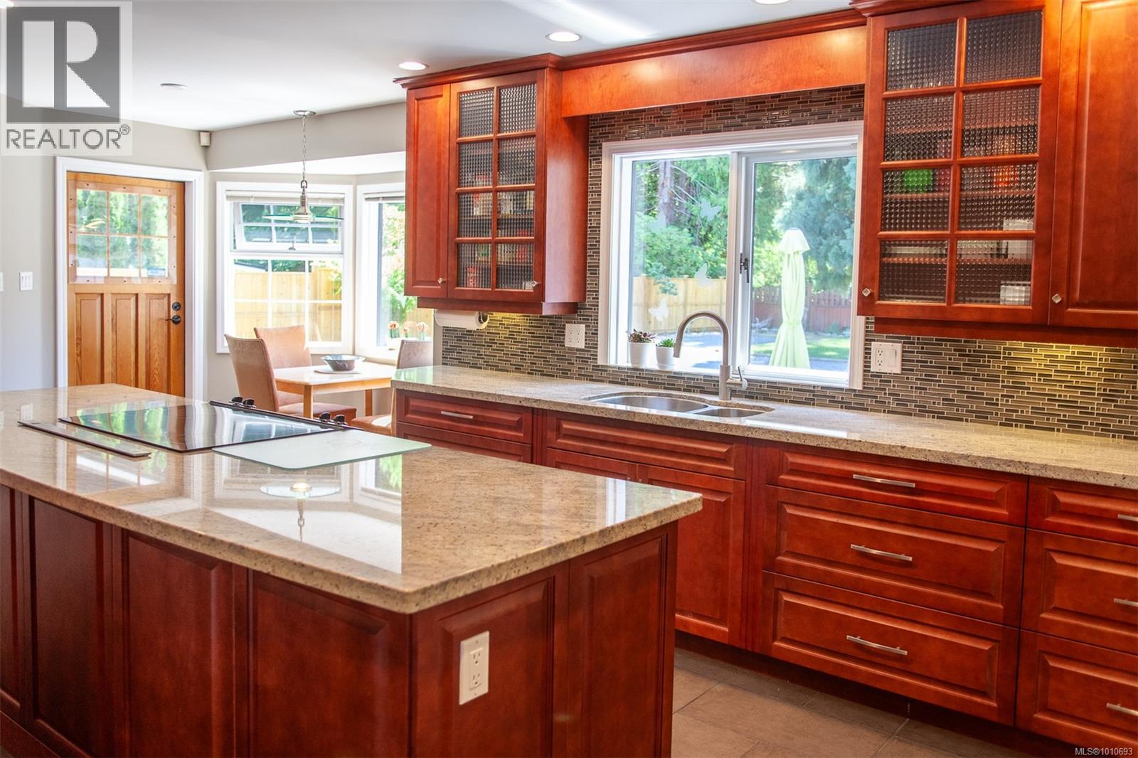 Photo 31 of 158 Crescent Rd E, Qualicum Beach BC