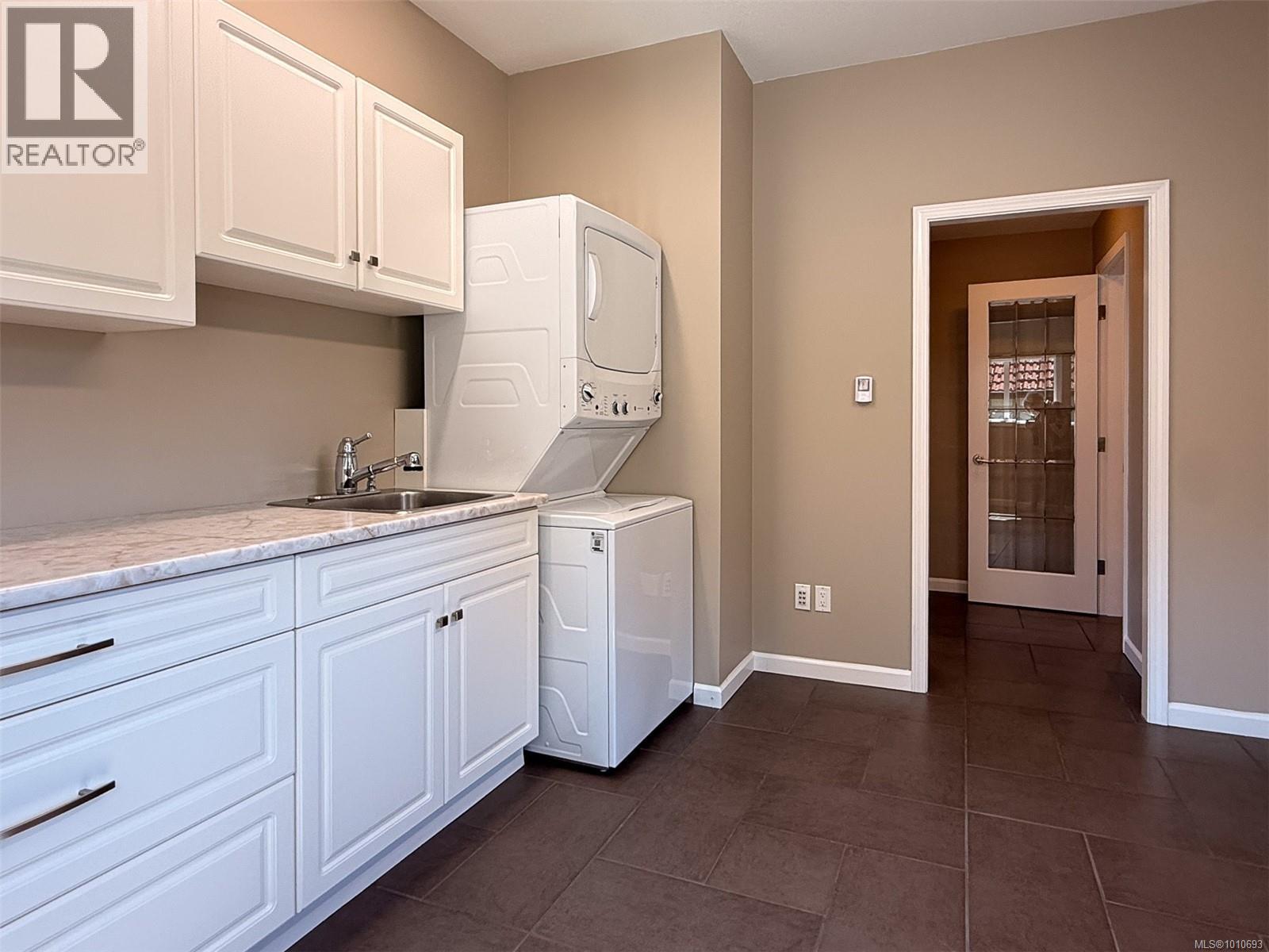 Photo 35 of 158 Crescent Rd E, Qualicum Beach BC