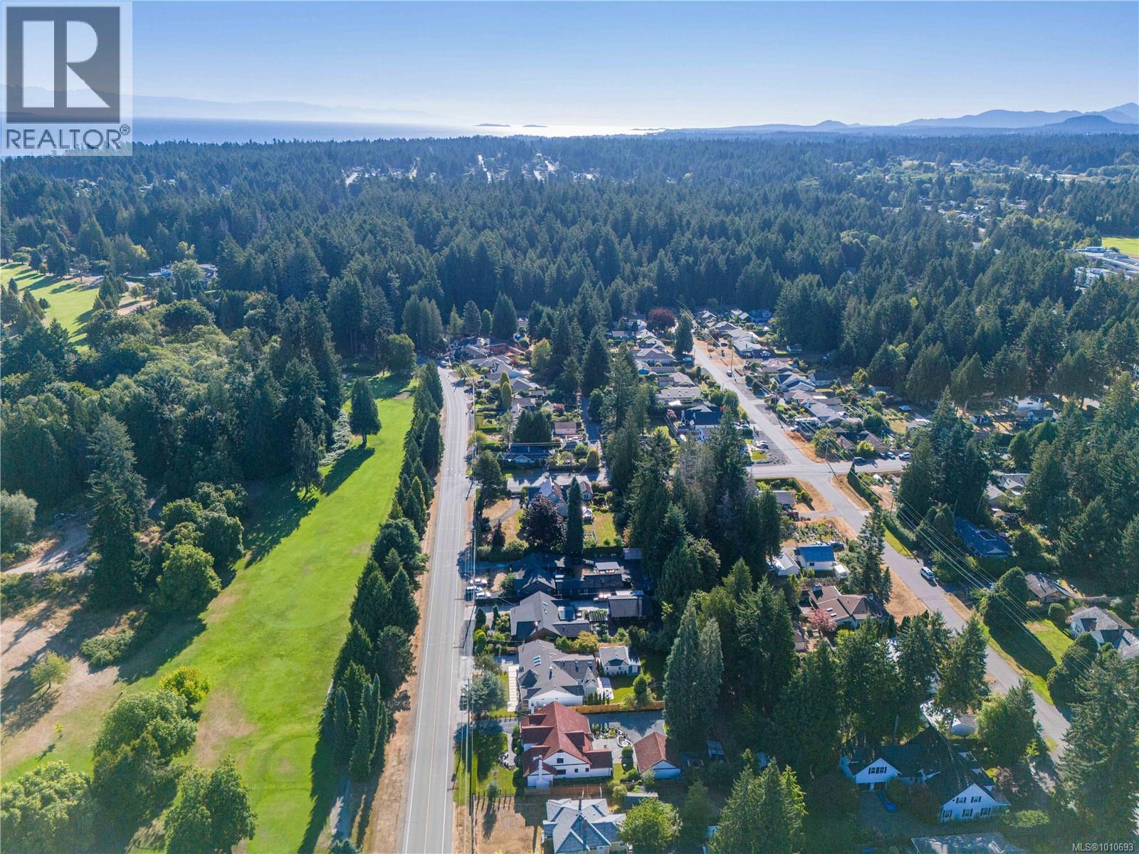 Photo 17 of 158 Crescent Rd E, Qualicum Beach BC