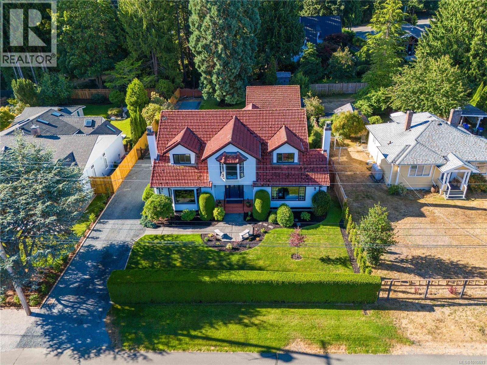 Photo 8 of 158 Crescent Rd E, Qualicum Beach BC