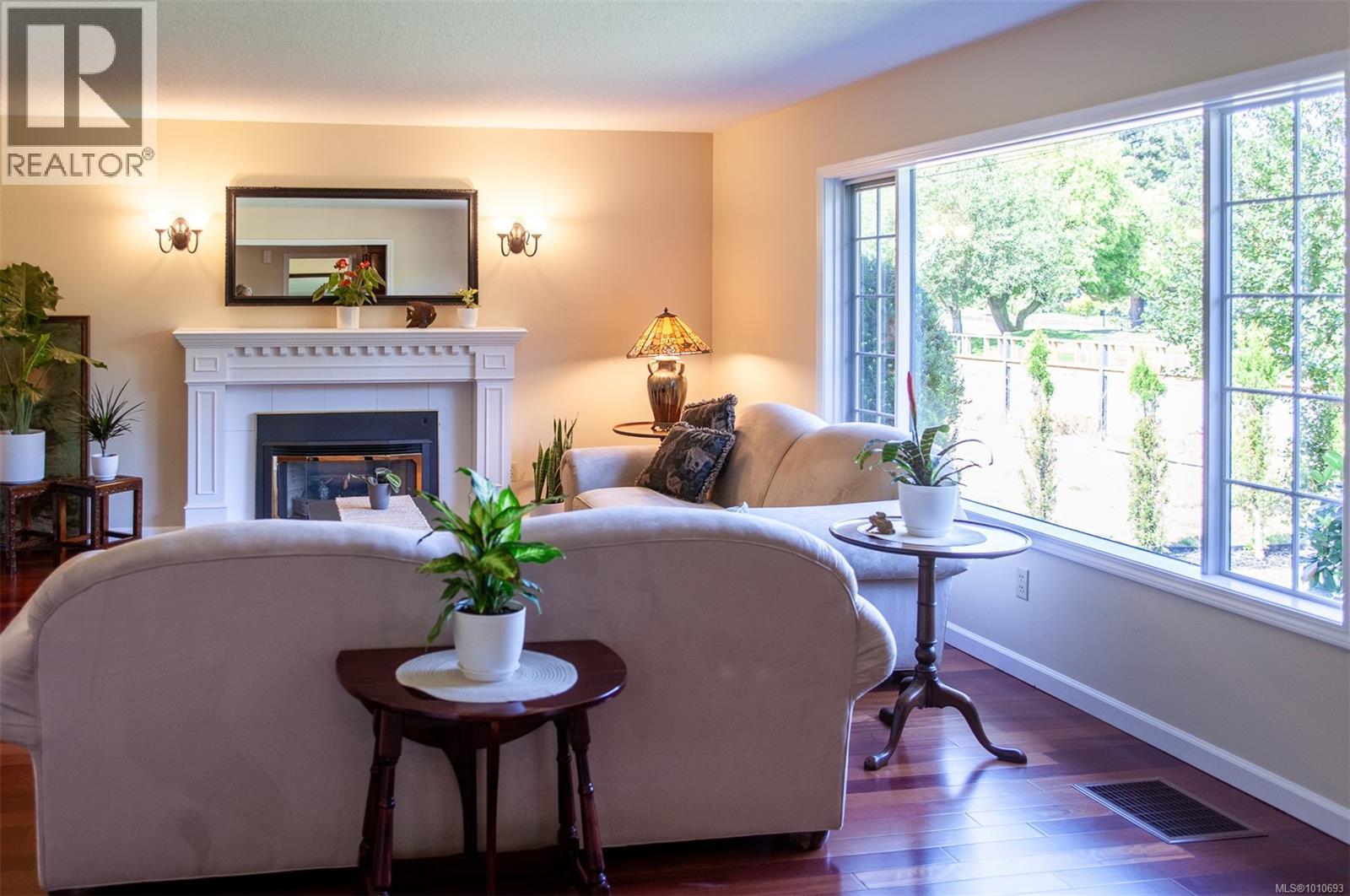 Photo 5 of 158 Crescent Rd E, Qualicum Beach BC