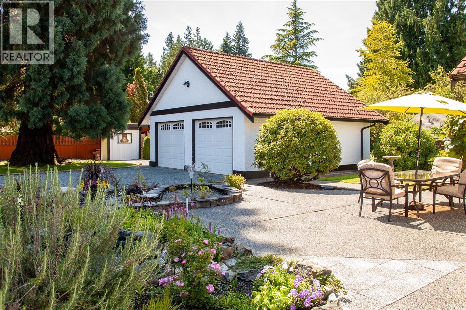 Photo 47 of 158 Crescent Rd E, Qualicum Beach BC