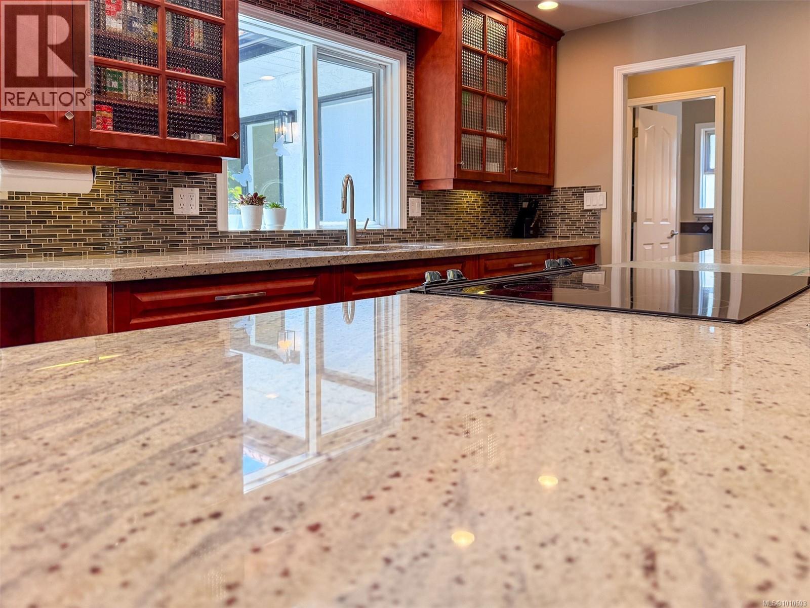 Photo 2 of 158 Crescent Rd E, Qualicum Beach BC