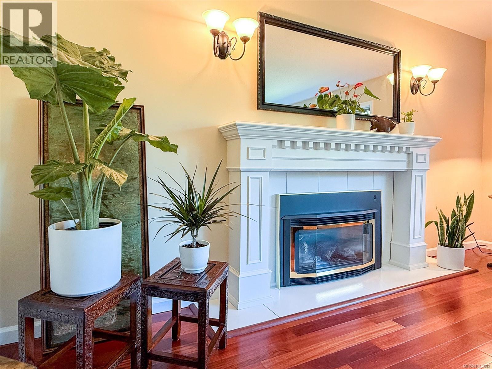 Photo 14 of 158 Crescent Rd E, Qualicum Beach BC