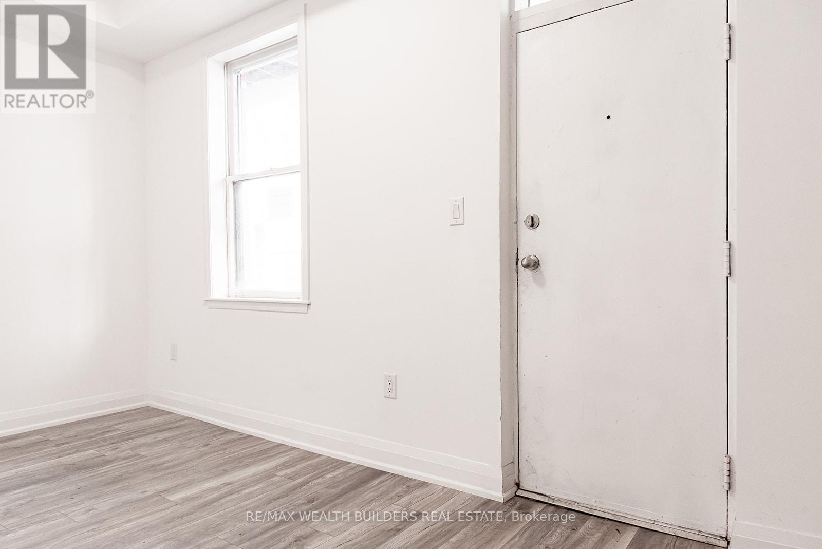 Photo 2 of 4 213 Jarvis Street, Toronto ON