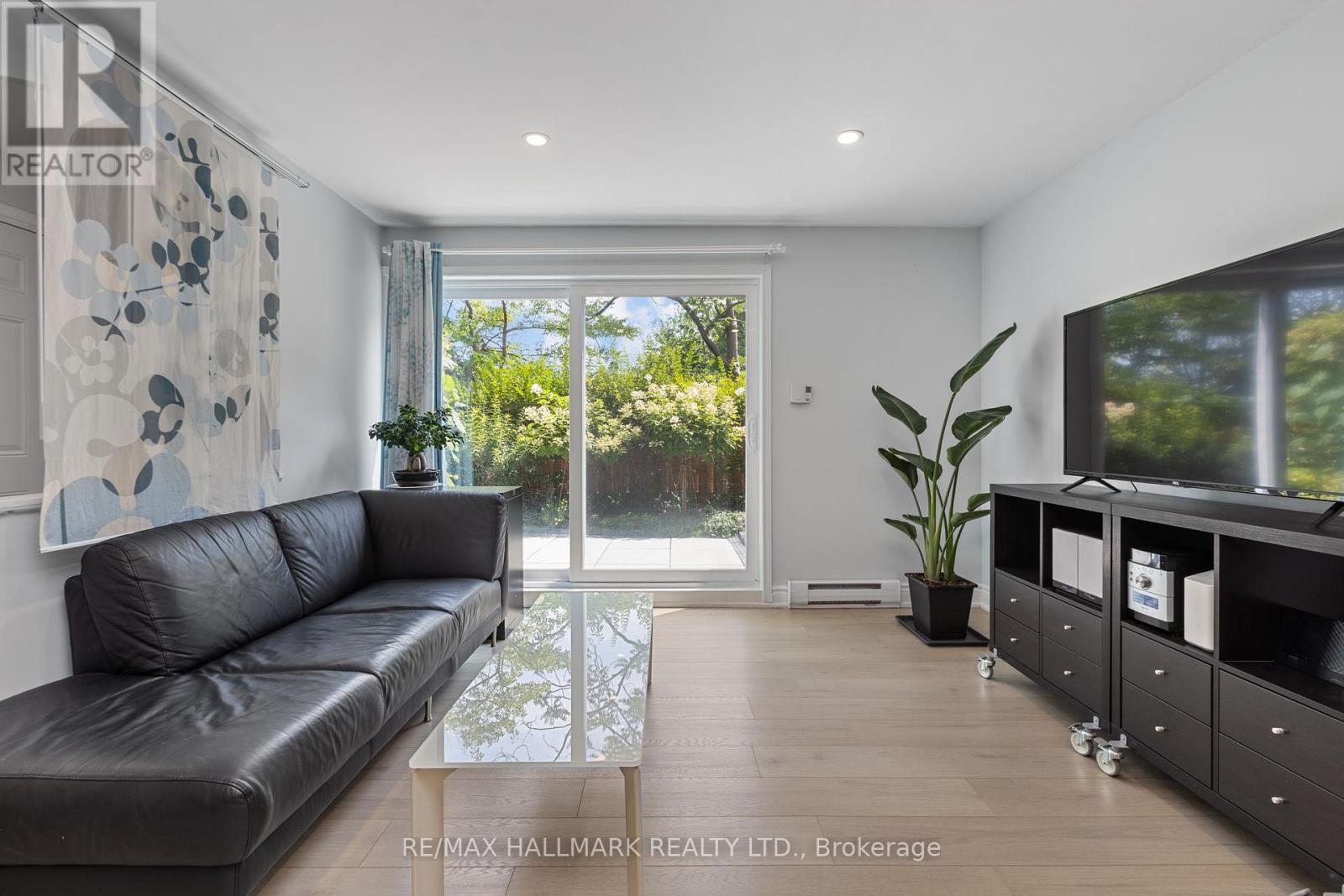 Photo 9 of 130 3040 Constitution Boulevard, Mississauga ON