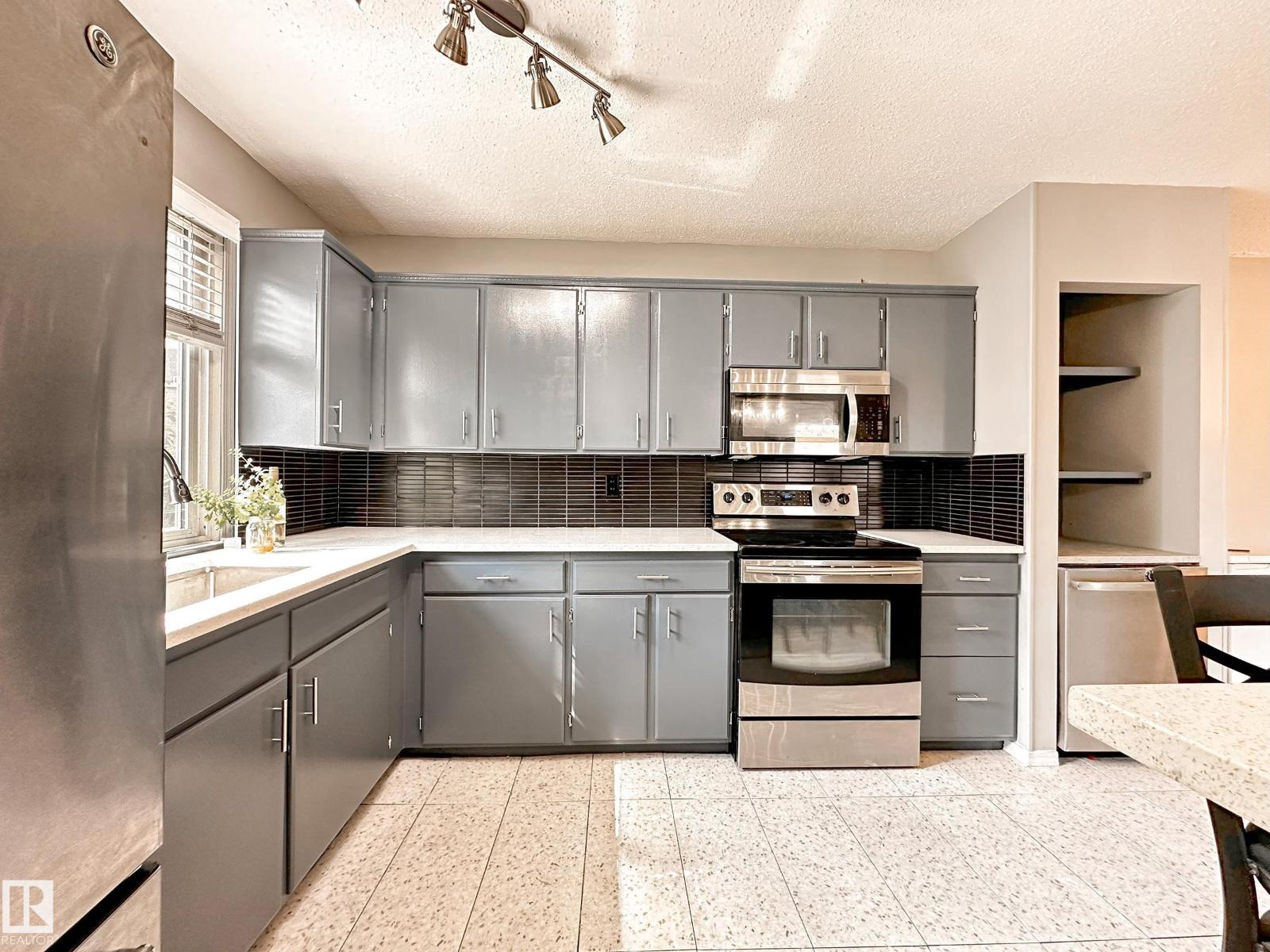 Photo 15 of 858 Erin Pl Nw, Edmonton AB