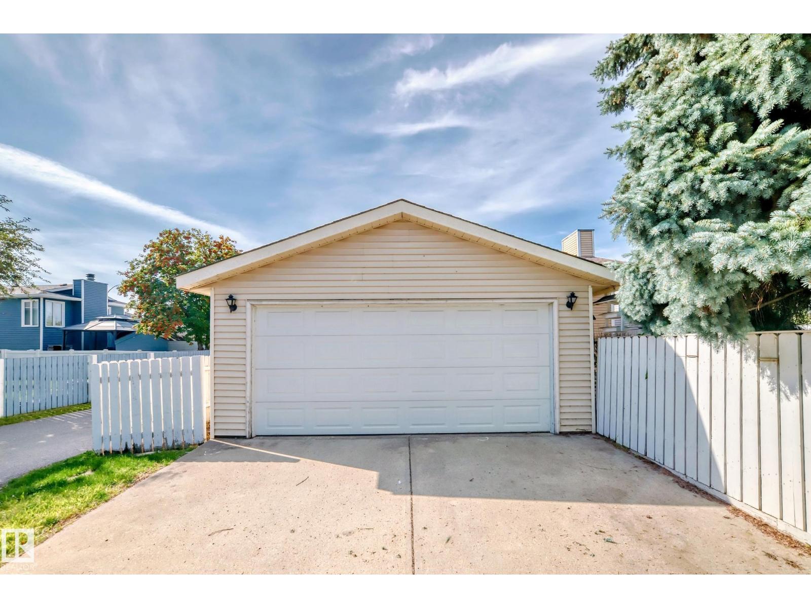 Photo 14 of 18908 97 Av Nw, Edmonton AB