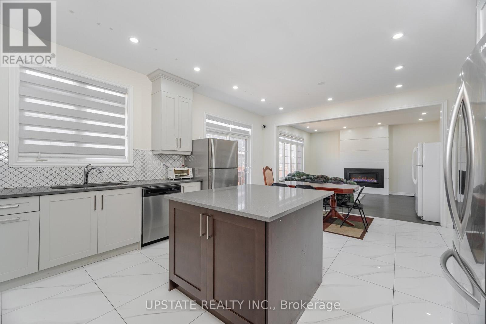Photo 11 of 2 Jenwood Crescent, Brampton ON